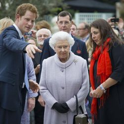 El Príncipe Harry y la Reina Isabel en la Chelsea Flower Show 2013