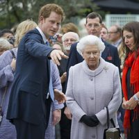 El Príncipe Harry y la Reina Isabel en la Chelsea Flower Show 2013