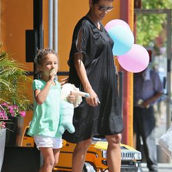 Halle Berry paseando por Los Angeles con su hija Nahla Aubry