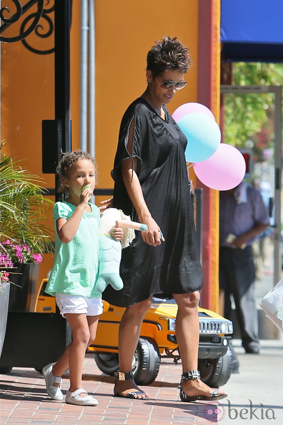 Halle Berry paseando por Los Angeles con su hija Nahla Aubry