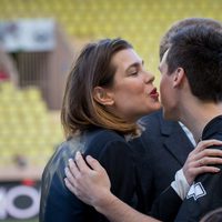 Carlota Casiraghi saluda a su primo Louis Ducruet en un partido benéfico en Mónaco