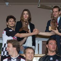 Giancarlo Fisichella y Max Biaggi con Carlota y Andrea Casiraghi en un partido benéfico