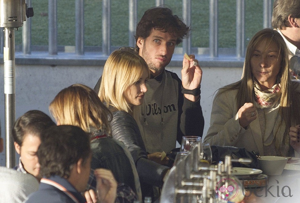 Feliciano López y Alba Carrillo tomando algo en un partido benéfico de pádel en Madrid