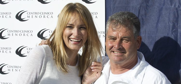 Alba Carrillo con el padre de Feliciano López en un partido benéfico de pádel