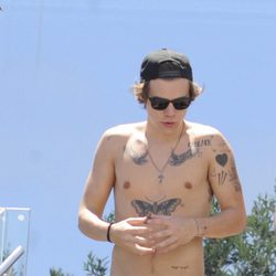 Harry Styles presume de tatuajes en Barcelona