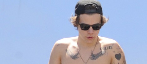 Harry Styles presume de tatuajes en Barcelona