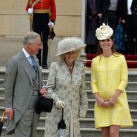 El Príncipe Carlos, la Duquesa de Cornualles y Kate Middleton en la Garden Party en Buckingham Palace 2013