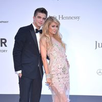 River Viiperi y Paris Hilton en la gala amfAR del Festival de Cannes 2013