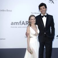 Kylie Minogue y Andrés Velencoso en la gala amfAR del Festival de Cannes 2013