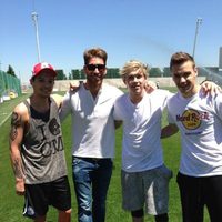Niall Horan, Louis Tomlinson y Liam Payne con Sergio Ramos durante su visita al Real Madrid