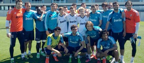 Niall Horan, Louis Tomlinson y Liam Payne con los jugadores del Real Madrid