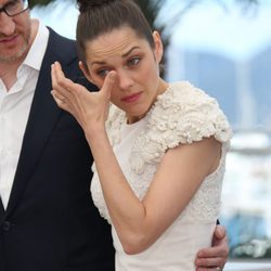 Marion Cotillard emocionada en la presentación de 'The immigrant' en Cannes 2013