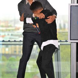 Will Smith abraza a su hijo Jaden en la presentación de 'After Earth' en Londres