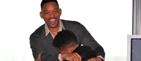 Will Smith abraza a su hijo Jaden en la presentación de 'After Earth' en Londres