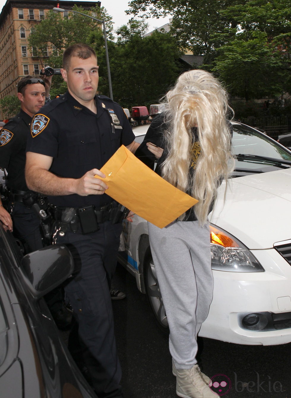Amanda Bynes acude al juzgado con una peluca rubia