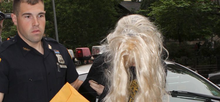 Amanda Bynes acude al juzgado con una peluca rubia
