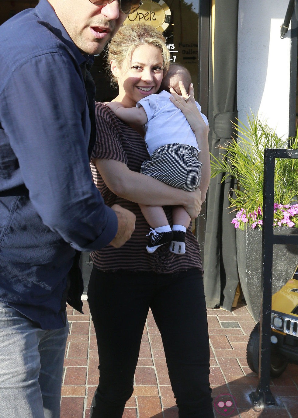 Shakira saliendo de un restaurante de Beverly Hills con Milan Piqué en brazos