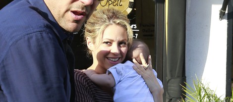 Shakira saliendo de un restaurante de Beverly Hills con Milan Piqué en brazos