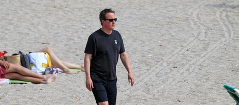 David Cameron paseando por la playa de Ibiza