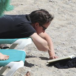 David Cameron leyendo un libro durante sus vacaciones en Ibiza