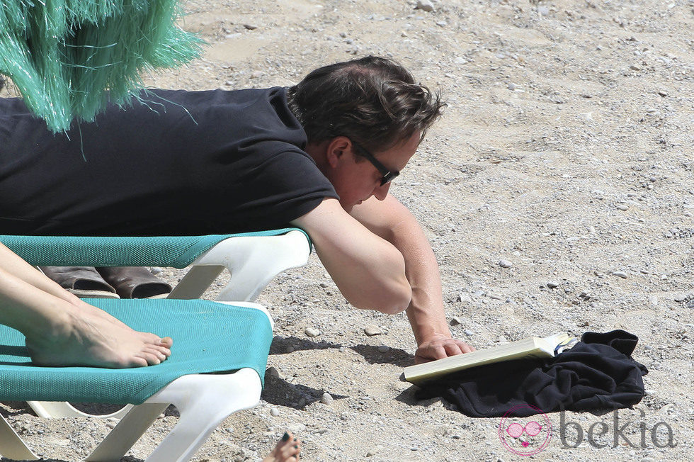David Cameron leyendo un libro durante sus vacaciones en Ibiza