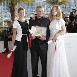Léa Seydoux, Abdellatif Kechiche y Adèle Exarchopoulos en la clausura de Cannes 2013