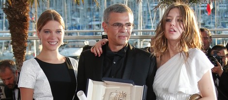 Léa Seydoux, Abdellatif Kechiche y Adèle Exarchopoulos en la clausura de Cannes 2013