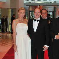 Los Príncipes Alberto y Charlene en una cena de gala tras el GP de Mónaco 2013