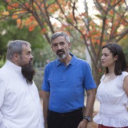 Imanol Arias, Carles Canut y Aída Folch en el rodaje de 'Vicente Ferrer'