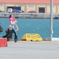 Hiba Abouk y Álex González corriendo en la grabación de 'El Príncipe' en Ceuta