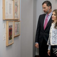 Los Príncipes Felipe y Letizia visitando la exposición 'La Transición en tinta china'
