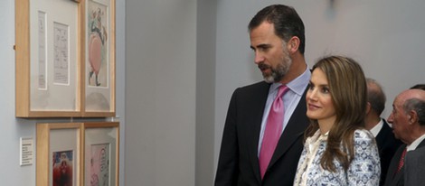 Los Príncipes Felipe y Letizia visitando la exposición 'La Transición en tinta china'