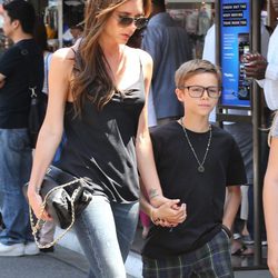 Victoria Beckham con su hijo Romeo de compras por Los Ángeles