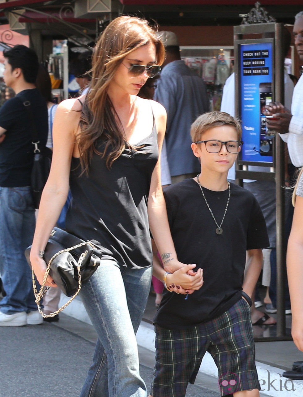 Victoria Beckham con su hijo Romeo de compras por Los Ángeles