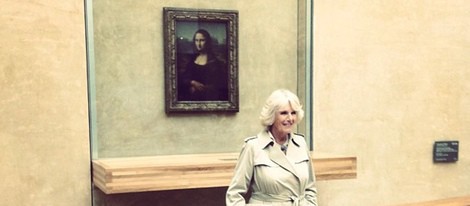 Camilla Parker con la Mona Lisa en el Louvre de París