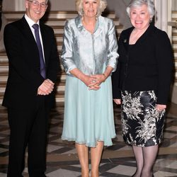 La Duquesa de Cornualles con el Embajador de Reino Unido en Francia y su esposa