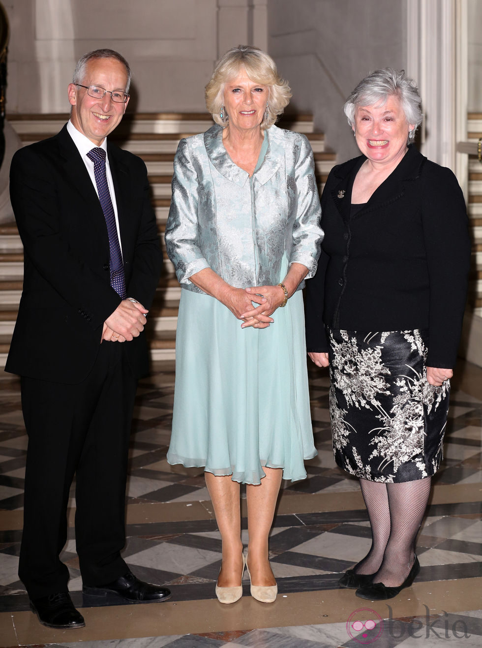 La Duquesa de Cornualles con el Embajador de Reino Unido en Francia y su esposa