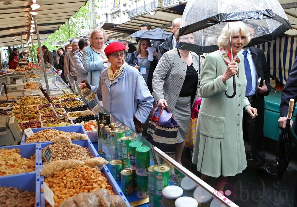La Duquesa de Cornualles pasea por un mercado de París