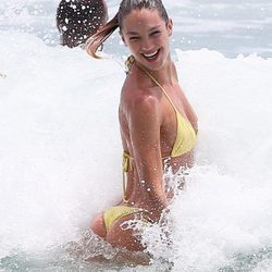 Candice Swanepoel disfruta de la playa con Hermann Nicolli