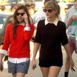 Taylor Swift y Hailee Steinfeld pasean por Westerly