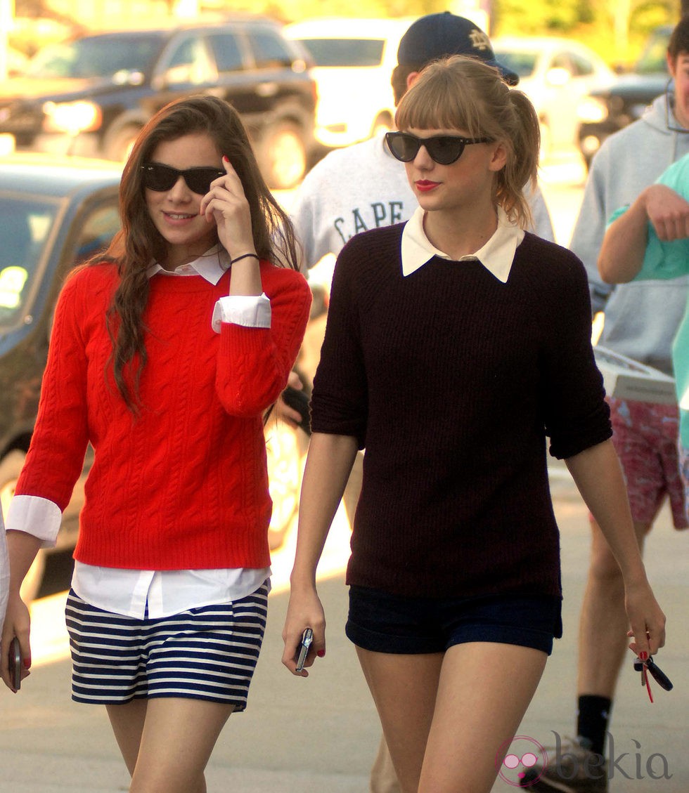 Taylor Swift y Hailee Steinfeld pasean por Westerly