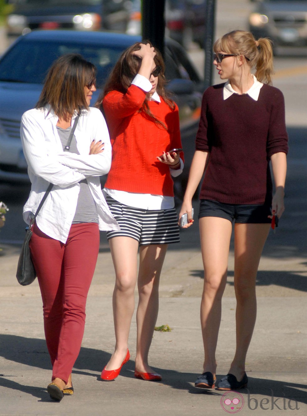 Taylor Swift y Hailee Steinfeld pasean con amigas por Westerly