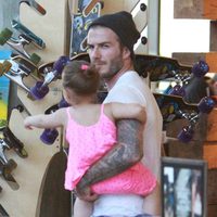 David Beckham y Harper Seven en una tienda de patinetes de Los Ángeles