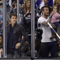 Tom Cruise, David Beckham y Harper Seven en un partido de hockey