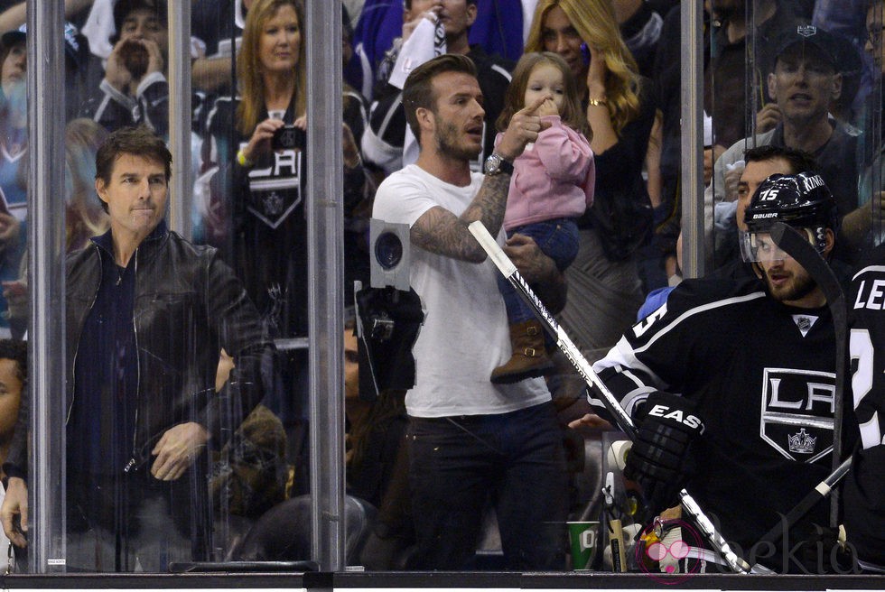 Tom Cruise, David Beckham y Harper Seven en un partido de hockey