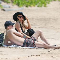 Paris Hilton y River Viiperi tumbados en una playa de Hawaii