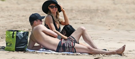 Paris Hilton y River Viiperi tumbados en una playa de Hawaii
