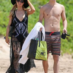 Paris Hilton y River Viiperi con el torso desnudo en Hawaii