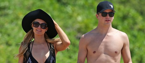 Paris Hilton y River Viiperi con el torso desnudo en Hawaii