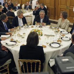 Los Reyes junto a Mariano Rajoy, Elvira Fernández Balboa y el presidente de Uruguay